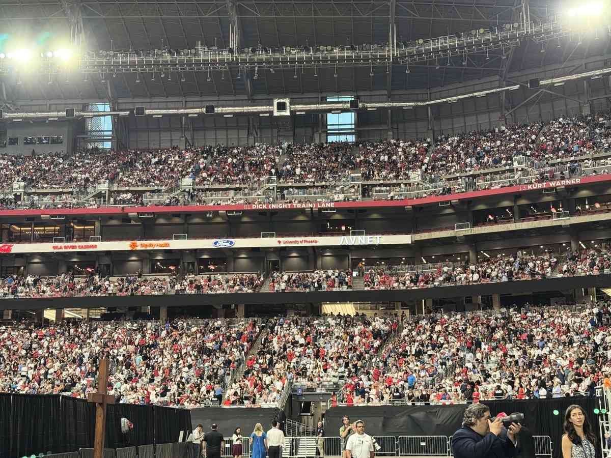 美國政治活動家、保守派組織「Turning Point USA」(TPUSA)創辦人柯克(Charlie Kirk)的追思會,於9月21日在亞利桑那州格蘭岱爾市的州立農場體育館(State Farm Stadium)舉行。開場前,體育館內外聚集了數萬觀眾。(姜琳達/大紀元)