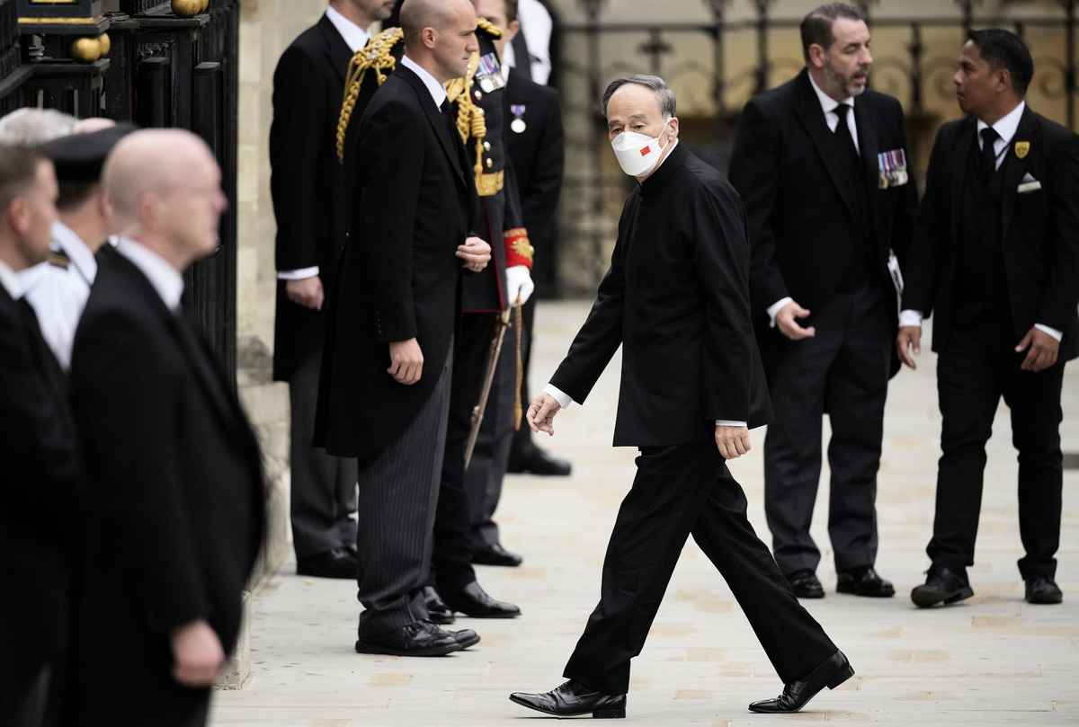 2022年9月19日，中共國家副主席王岐山在倫敦抵達西敏寺，參加英國女王伊利沙伯二世的葬禮。 （Christopher Furlong/Getty Images） 