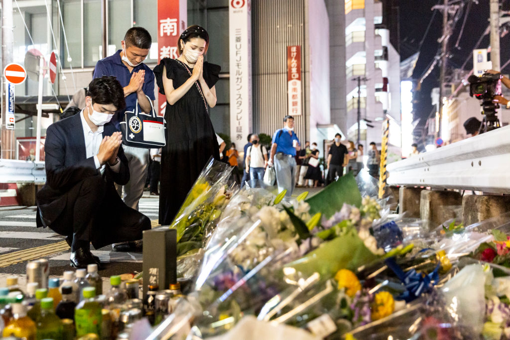 2022年7月8日，很多日本民眾到安倍晉三被刺地點附近拜祭。（Yuichi Yamazaki/Getty Images）
