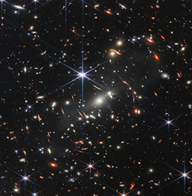2022年7月11日，美國總統拜登在白宮公布了占士‧韋伯太空望遠鏡拍攝的第一張全彩圖像，這是有史以來拍攝到的最深的宇宙圖像。（Credit: NASA, ESA, CSA, STScI, Webb ERO）