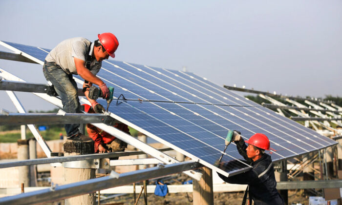 2018年6月11日，中國江蘇省淮安市，工人在40MW光伏併網發電項目的施工現場安裝太陽能電池板。（VCG/VCG via Getty Images）