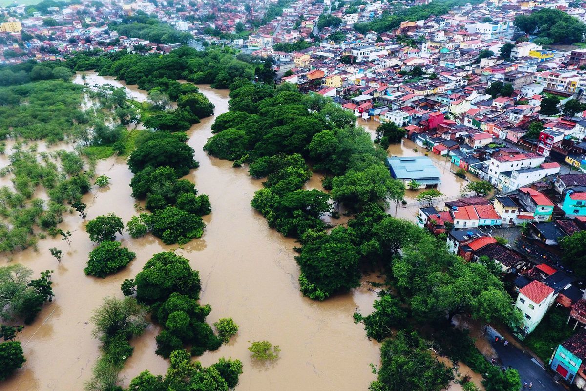 2021年12月26日，巴西巴伊亞州洪水空拍圖。當局表示，自11月以來的數周大雨至少造成18人死亡，35,000人必須撤離。（Manuella Luana/AFP via Getty Images）