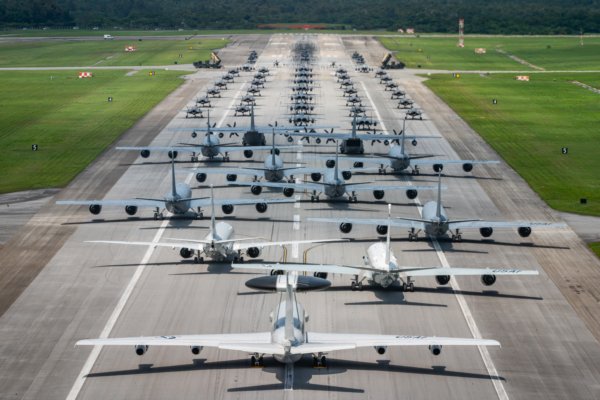 2025年5月6日,在日本嘉手納空軍基地舉行的例行作戰準備演習中,美國空軍、海軍和海軍陸戰隊的軍機,以及陸軍「愛國者」導彈發射裝置,在跑道上列隊行進,進行「大象漫步」演習。 (U.S. Air Force photo by Senior Airman Tylir Meyer)