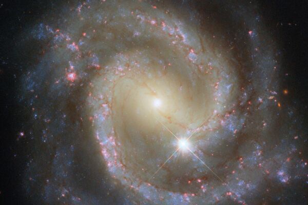 螺旋星系NGC 3507像風車 外觀與伴星系不同