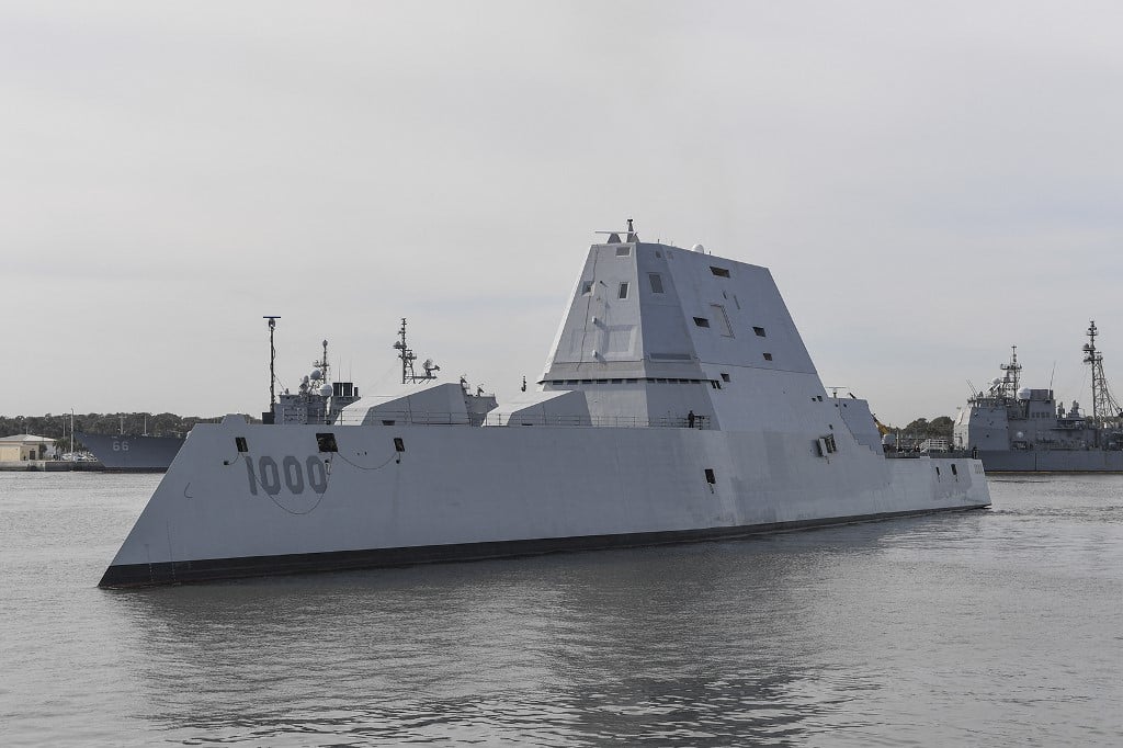 美國海軍最先進驅逐艦朱姆沃爾特號於2022年9月26日抵達日本，為美國最終在該地區部署高超音速導彈奠定基礎。圖為朱姆沃爾特號於2016年10月25日在前往佛羅里達州傑克遜維爾港口的途中穿越梅波特港海軍基地。（PO2 Timothy SCHUMAKER / US NAVY / AFP）