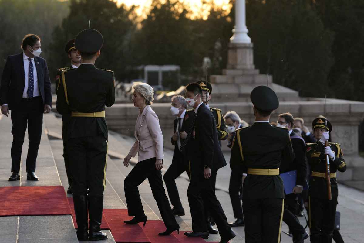 ​2023年4月6日，歐盟委員會主席馮德萊恩抵達北京大會堂，與中共國家主席習近平和法國總統馬克龍會面。（NG HAN GUAN/POOL/AFP via Getty Images）