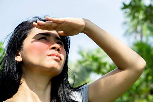 曬太陽時，應注意保護臉部。（Doucefleur/Shutterstock）
