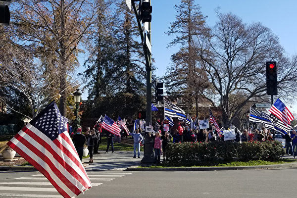 12月19日，民眾在東灣利弗摩（Livemore）集會，為美國加油，呼籲停止竊選。（大紀元）