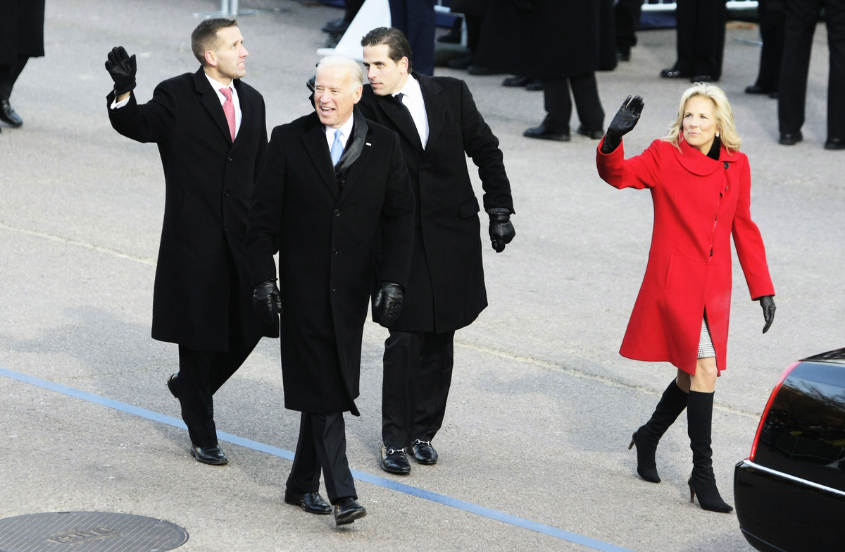 前美國副總統喬·拜登（Joe Biden）與他的妻子吉爾（Jill），兒子亨特（Hunter）和博（Beau）2009年1月20日在華盛頓白宮前參加就職遊行。（Alex Wong/Getty Images）