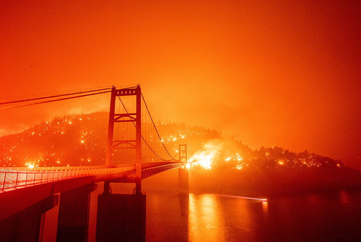 9月10日，數十個極端的風力野火席捲西海岸各州，摧毀數百所房屋，造成至少7人遇難，包括一個1歲的男嬰。圖為加州Bidwell Bar大橋。（Photo by JOSH EDELSON/AFP）