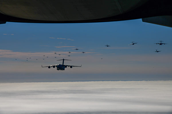 2023年1月5日，24架美軍C-17全球霸王運輸機在南卡羅來納州查理斯頓參加聯合演習。（美國空軍）
