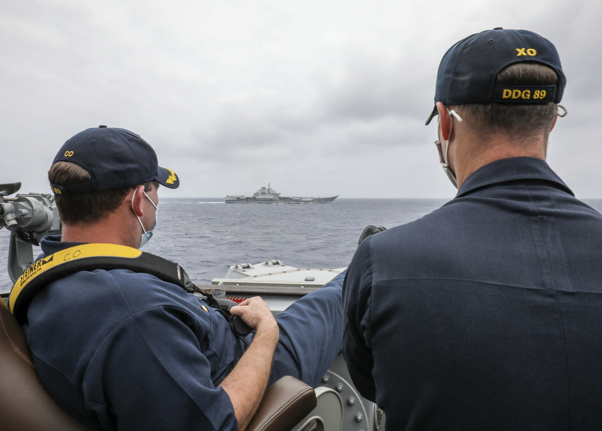 美國海軍官方網站去年4月公布一張拍攝於4月4日的照片，其說明寫道：「菲律賓海（2021年4月4日），指揮官布里格斯中校（Robert Briggs）和斯萊中校（Richard Slye）正在『馬斯廷號』導彈驅逐艦（USS Mustin）的導航室監測水面接觸情況。」 （U.S. Navy photo by Mass Communication Specialist 3rd Class Arthur Rosen）