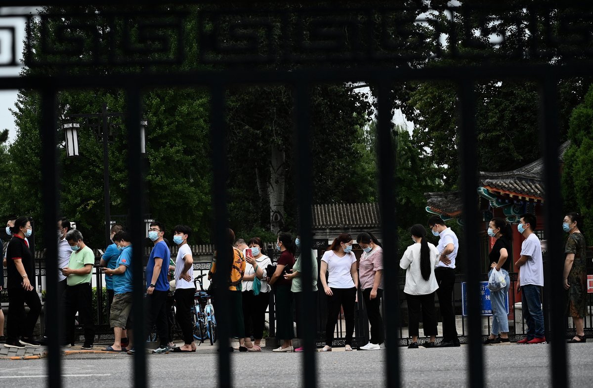 2021年8月5日，北京市民正在一個公園的核酸檢測點排隊接受檢測。北京市目前已通報有2個中風險地區。（NOEL CELIS/AFP via Getty Images）