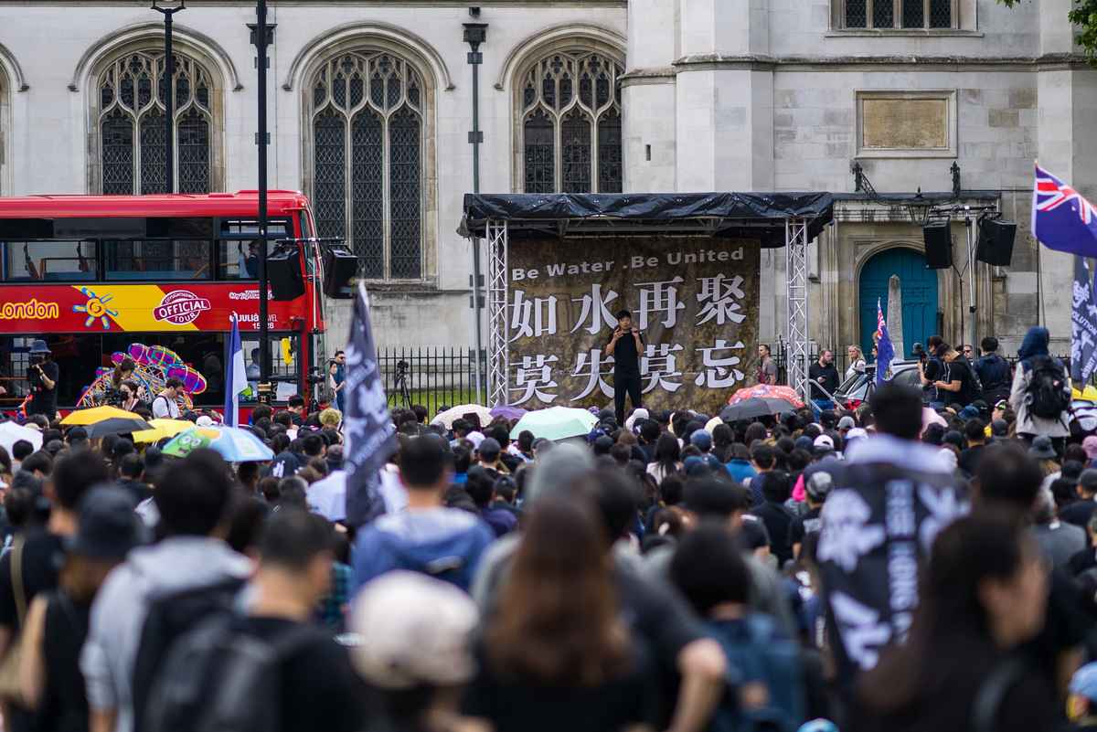 2022年6月12日，倫敦「6‧12三周年」集會 數千港人齊聚議會廣場。（晏寧/大紀元）
