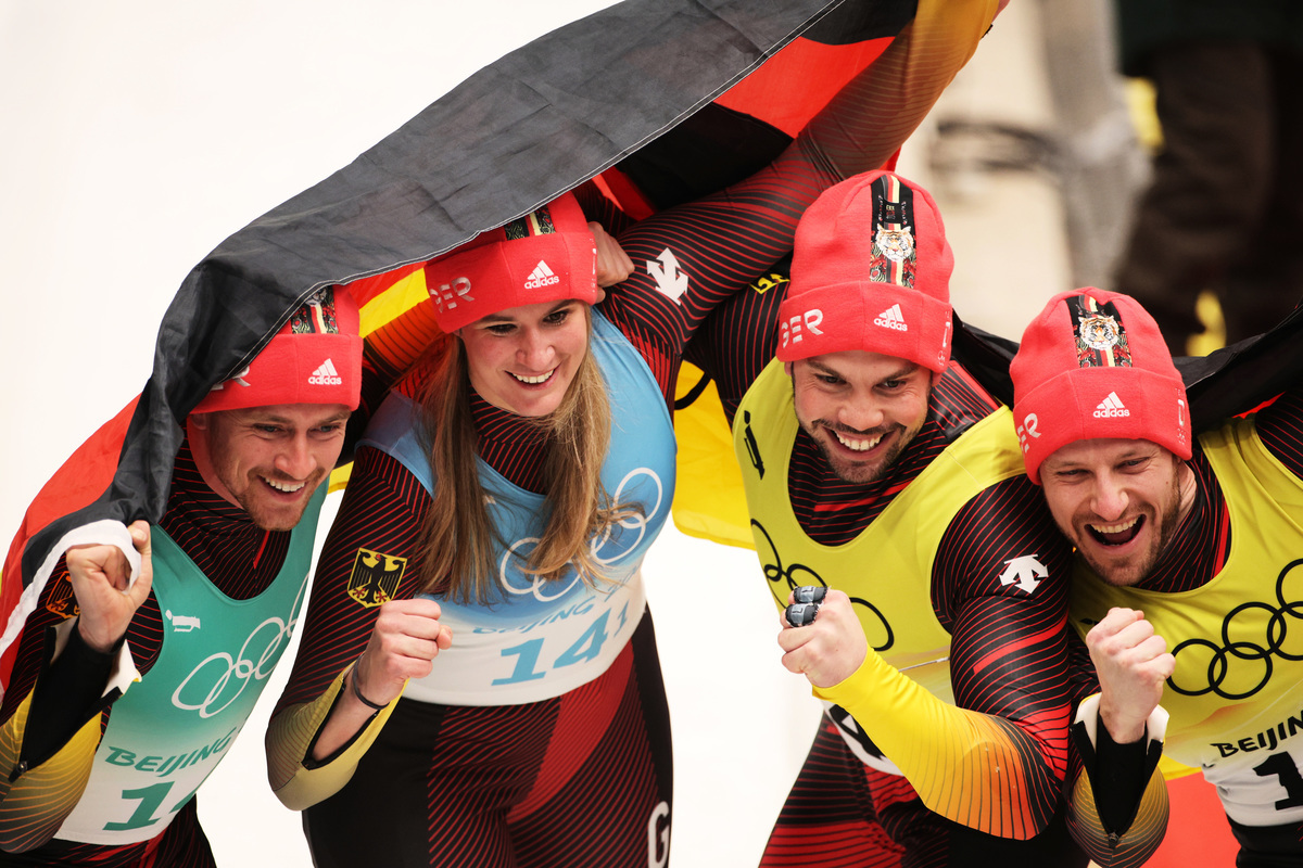 在雪橇團體接力賽中，左起：路德維希、蓋森貝格爾、文德爾和阿爾特組成的「冠軍組合」，為德國隊贏得了本屆冬奧會第四枚雪橇金牌，他們各自也都收穫了本屆比賽的第二面金牌。（Adam Pretty/Getty Images）