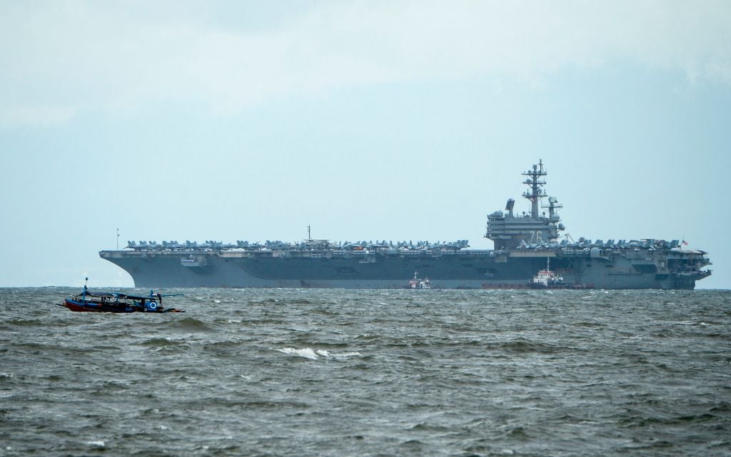 2019年8月7日，美國海軍「羅納德‧列根」號（USS Ronald Reagan）航空母艦抵達馬尼拉灣（Manila Bay）進行友好訪問。（TED ALJIBE/AFP via Getty Images）