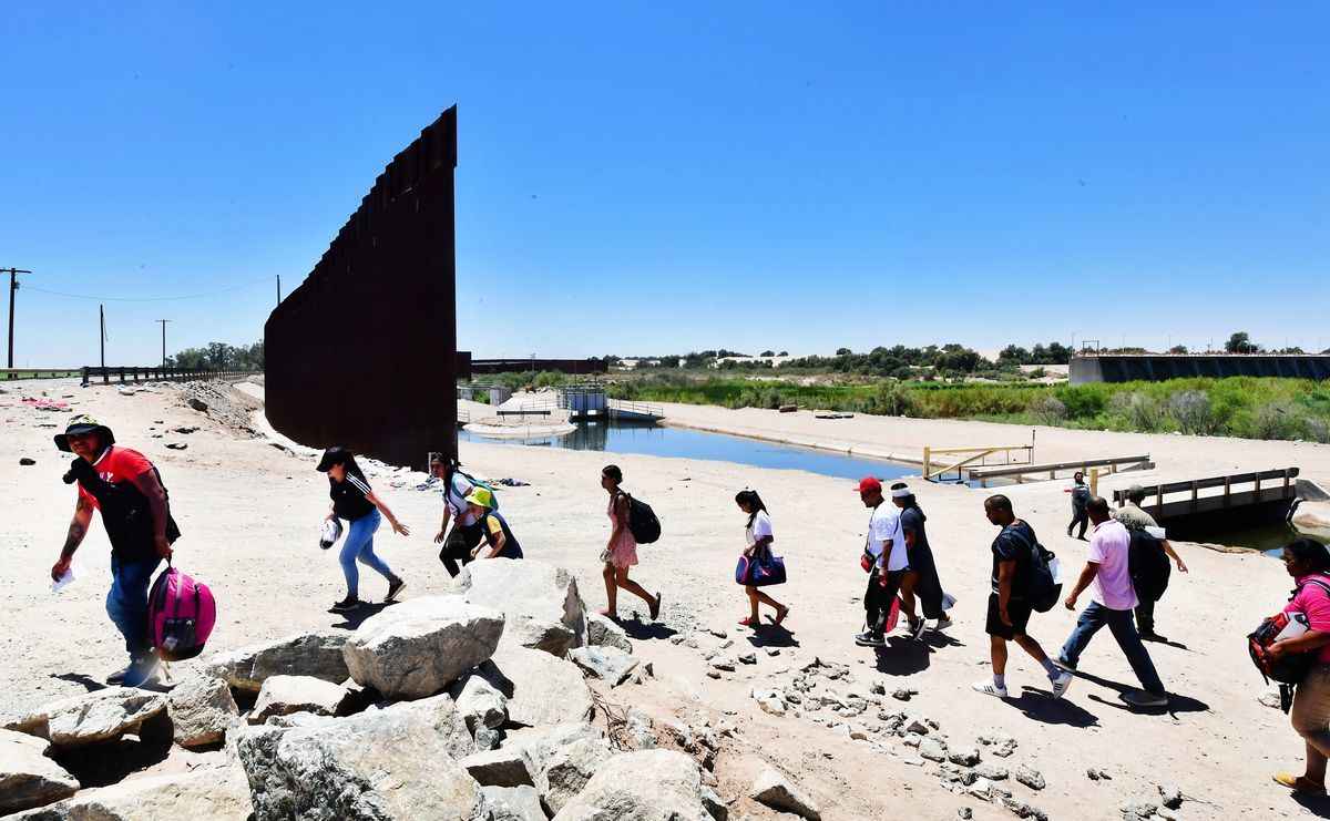 墨西哥反對美國重啟「留在墨西哥」政策。圖為2022年5月16日，非法移民穿過美墨邊境牆的缺口進入美國，該邊境牆位於美國亞利桑那州尤馬鎮（Yuma）和墨西哥小鎮洛斯阿爾戈多涅斯（Los Algodones）之間。（Frederick J. Brown/AFP via Getty Images）
