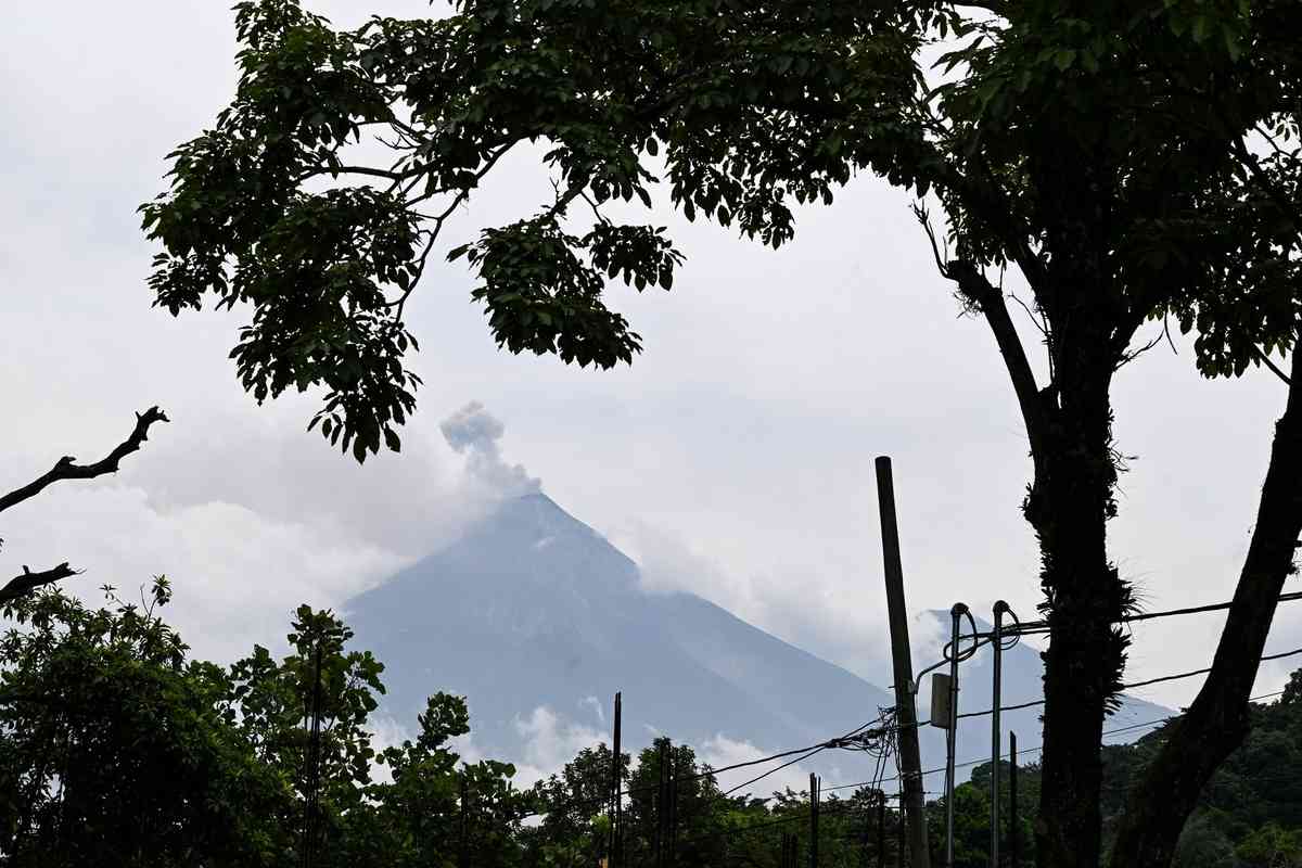 2026年8月4日，危地馬拉的活火山富埃戈火山持續噴發，火山口噴出的熔岩噴泉高達約200至300米，火山灰柱直衝5000米以上高空，並向外擴散至最遠120公里處。（Johan Ordonez/AFP via Getty Images）