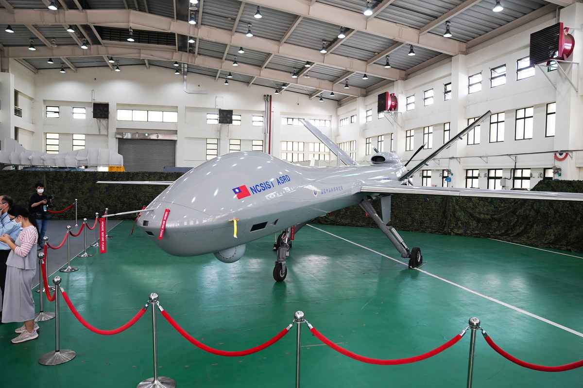 台灣中科院15日邀請媒體參訪軍用無人機發展狀況，現場也展示「騰雲」大型無人機。（中央社）