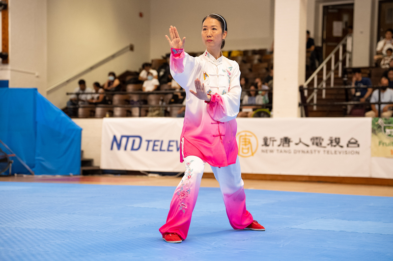 8月27日，來自中國的女子拳術組選手李春玲在第七屆「新唐人全世界中華傳統武術大賽」複賽中表演八卦六四掌。（戴兵/大紀元）