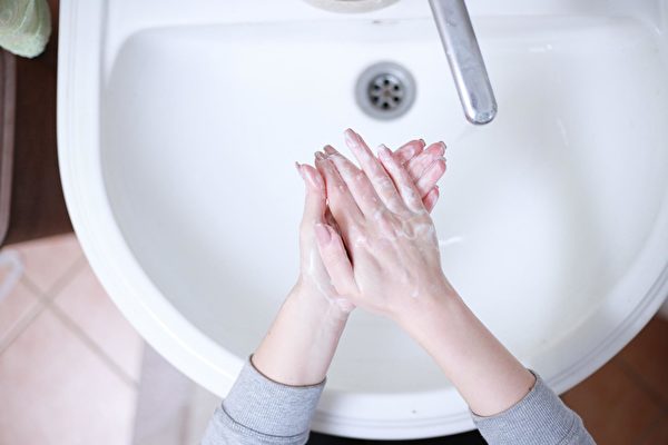 用肥皂洗手時，肥皂分子的尾巴會刺穿細菌的脂質膜，最終讓細菌死亡。（Pixabay）
