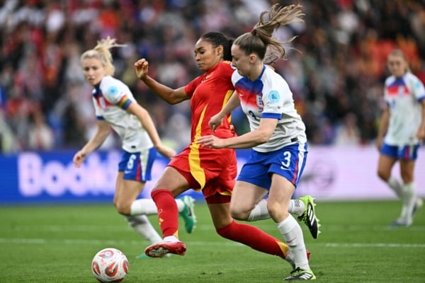 2025年7月27日,女足歐國盃(UEFA Women’s Euro)決賽上,世界排名第五的英格蘭女足通過十二碼大戰,以3:1擊敗世界排名第二的西班牙隊,從而以總比分4:2戰勝對手,成功衛冕「歐國盃」冠軍。圖為雙方球員在比賽中拼搶瞬間。(Fabrice Coffrini/AFP via Getty Images)