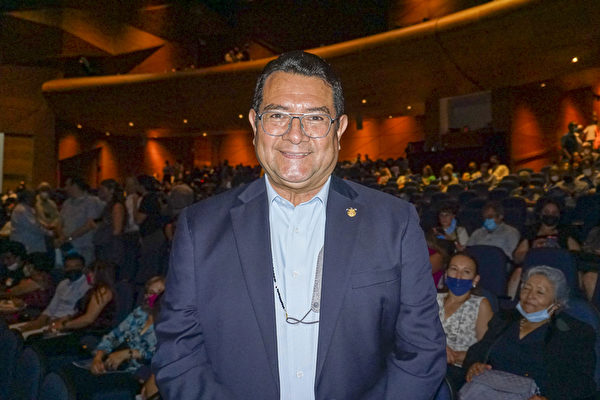 2022年5月17日晚，聖路易斯波托西州公共安全部長、將軍Angel Gonzalez Castillo觀賞了神韻巡迴藝術團在聖路易斯波托西州Centro Cultural Universitario Bicentenario的首場演出。（文燁／大紀元）