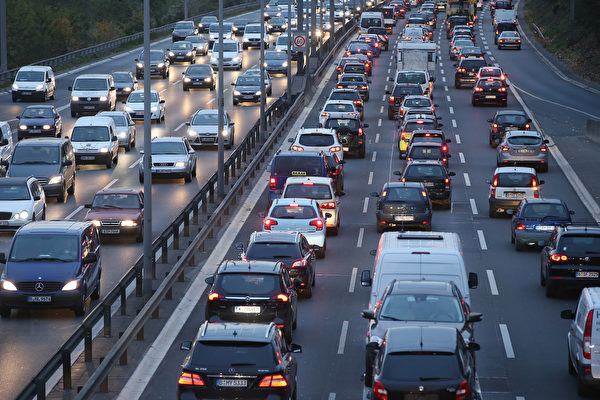 德國高速公路也要開始收費了。近日德國交通部長與歐盟專員達成一致，給德國收費制打開了綠燈。據悉，這項法案最早明年大選後才開始實施。（Sean Gallup/Getty Images）