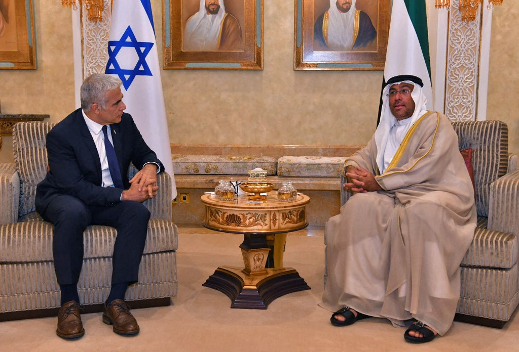 以色列外交部長拉皮德（Yair Lapid，左）在6月29日抵達阿拉伯聯合酋長國，成為以色列第一位正式訪問阿聯（阿聯酋）的部長級官員。兩國關係已於去年9月正常化。（Shlomi AMSALEM/various sources/AFP）
