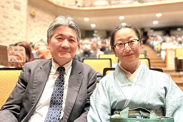 2024年1月21日下午,三菱化學工程公司經營企畫部部長瀧田法史(Takita Norifumi)與夫人瀧田千春(Takita Chiharu)觀看了神韻紐約藝術團在日本鎌倉藝術中心(Kamakura Performing Arts Center)的第二場演出。(牛彬/大紀元)