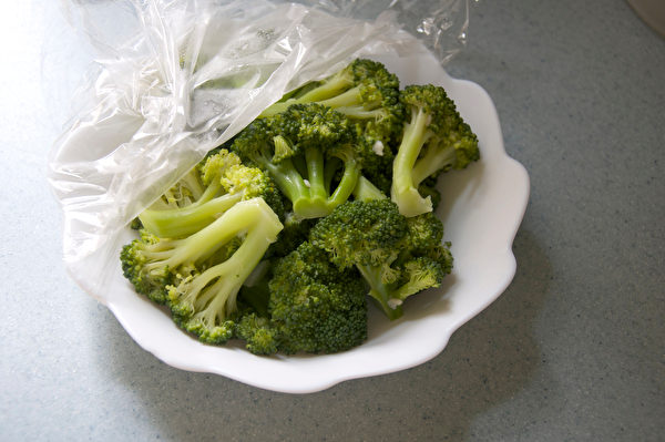把冷凍蔬菜拿來直接微波，也可以作為減肥餐。（Shutterstock）