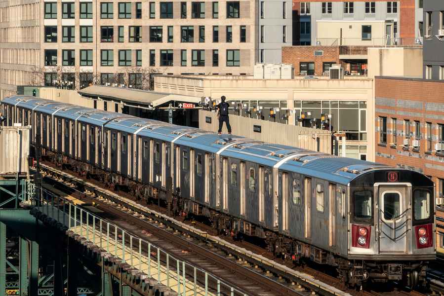 紐約一名母親控TikTok慫恿青少年「地鐵衝浪」致死