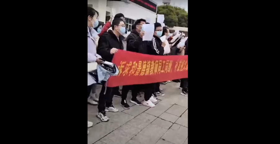 江西約百名教師校門口舉白紙拉橫額抗議