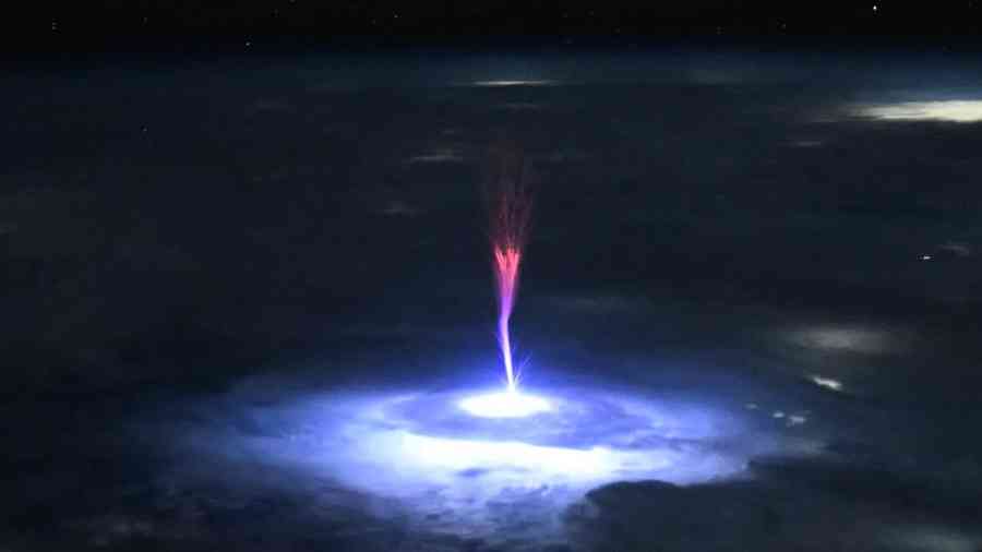 北美雷暴 NASA太空人驚見巨大「紅色精靈」