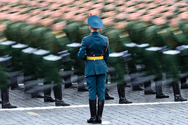 俄烏戰爭讓俄軍外強中乾，色厲內荏的本色暴露無遺。圖為2022年5月9日，俄羅斯莫斯科紅場上，舉行紀念勝利日的閱兵式。（Kirill Kudryavtsev/AFP）