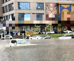 暴雨突襲內蒙古赤峰市 萬達廣場前積水及腰