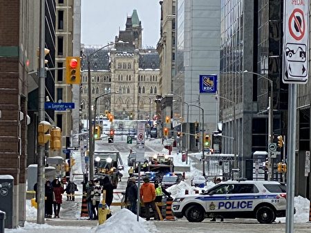 2022年2月20日，在渥太華警方連續二天升級行動後，反對疫苗強制政策的卡車司機和平撤出渥太華。（周荔敏／新唐人）