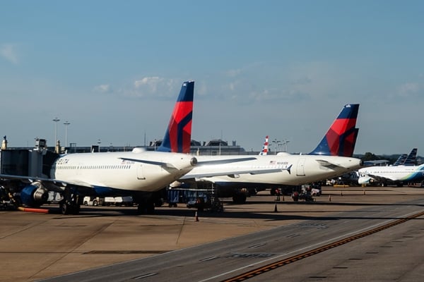 達美航空公司一架航班周末在從匹茲堡起飛前發生意外,一名機艙服務員錯誤展開了緊急滑梯。圖為2025年9月13日,停在在華盛頓列根國際機場的達美航空飛機 。(Madalina Kilroy/大紀元)