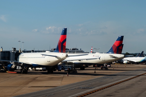 達美機艙服務員誤開緊急滑梯 航班延誤近四小時