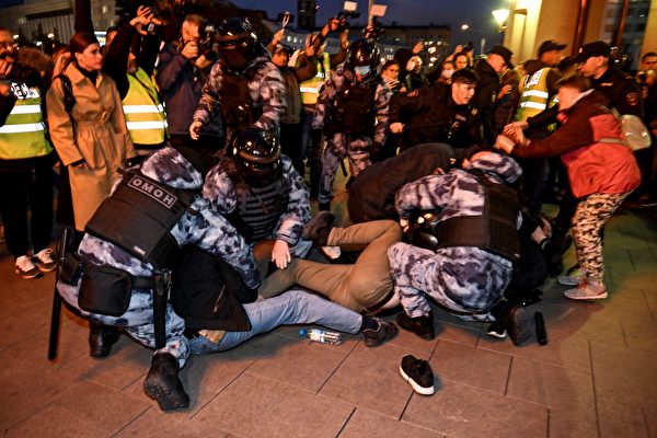 2022年9月21日，俄羅斯莫斯科，俄羅斯總統弗拉基米爾‧普京（Vladimir Putin）下達軍事部份動員令，民眾上街抗議後遭到警方拘捕。（Alexander Nemenov/AFP）