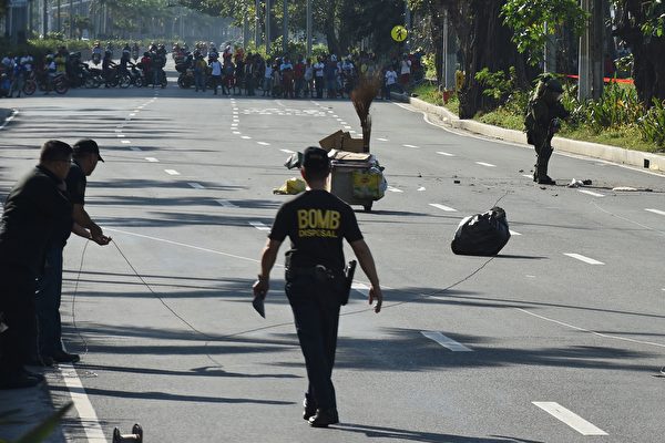 2016年11月28日，菲律賓首都馬尼拉的美國大使館附近被放置一枚炸彈，當局獲報後已引爆炸彈，並未造成人員傷亡。（TED ALJIBE/AFP/Getty Images）