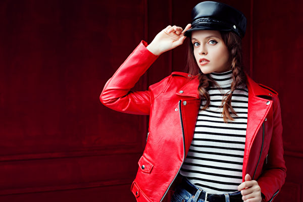 鮮豔的紅色騎行皮夾克，配橫條高領衫，報童帽。俏皮又時尚。（Shutterstock）