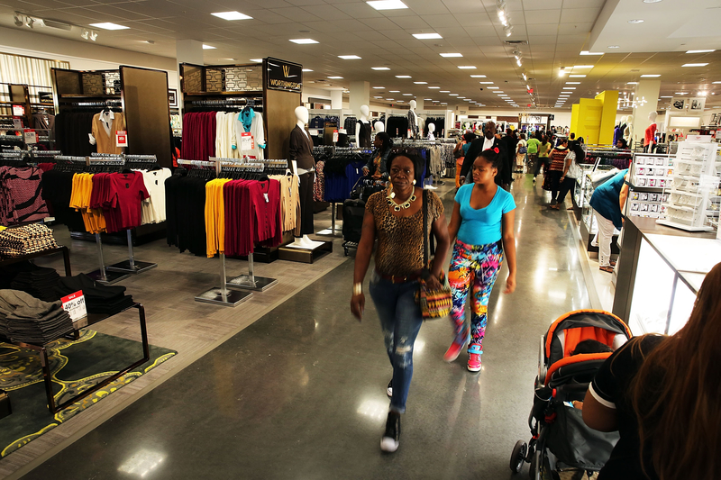 消費者在最近開張的J. C. Penney商店購物。（Spencer Platt/Getty Images）