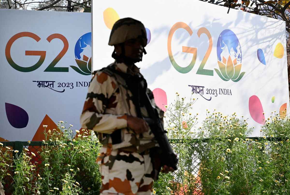 2023年3月2日，一名印度軍事成員在新德里的20國（G20）外長會議期間站崗。（OLIVIER DOULIERY/POOL/AFP via Getty Images）