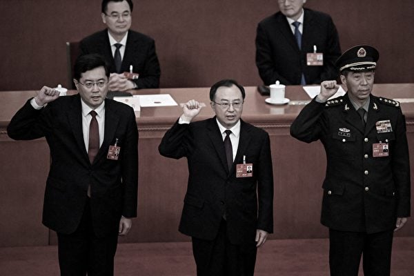 2023年3月12日，中共中央軍委委員李尚福（右）被任命為國防部長，秦剛（左）被任命為外交部長。如今兩人雙雙被免。（Noel Celis/AFP）
