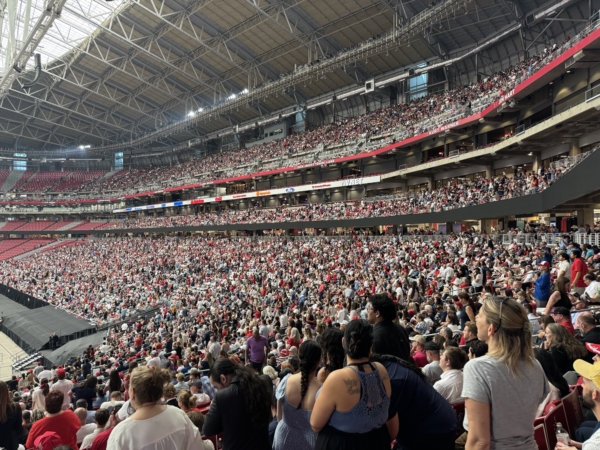 美國知名保守派活動家、保守派組織「Turning Point USA」(Turning Point USA,TPUSA)創辦人查理·柯克(Charlie Kirk)的追思會,於9月21日在亞利桑那州格蘭岱爾市的州立農場體育館(State Farm Stadium)舉行。開場前,體育館內外聚集了數萬觀眾。(姜琳達/大紀元)