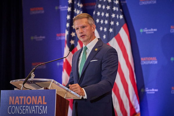  美議員：華府槍案受傷士兵仍在與死神搏鬥