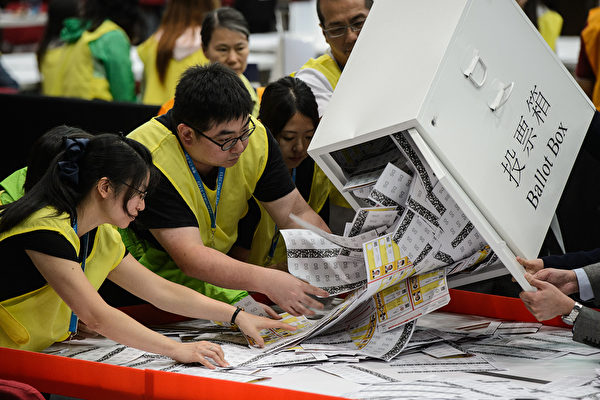 民進黨背負著八年執政。從台灣選舉到香港立法會選舉。圖為2016年9月舉行的香港立法會選舉後，開始點票的情景。（ANTHONY WALLACE / AFP）