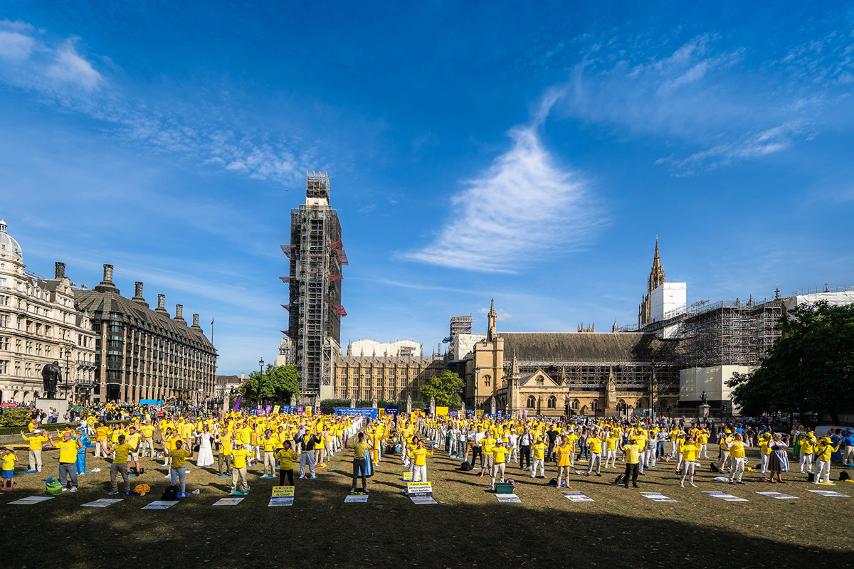 8月30日，來自歐洲、亞洲、美洲、中東32個國家的部份法輪功學員在英國著名的「議會廣場」舉行莊嚴集會，紀念全球法輪功學員反迫害、講真相的20周年。（晏寧／大紀元）