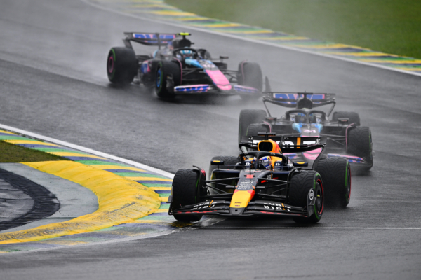 2024年11月3日,F1巴西大獎賽正賽,紅牛荷蘭車手韋斯達賓(Max Verstappen)從第17位發車,連續上演超車好戲,勇奪冠軍。圖為韋斯達賓駕駛紅牛賽車開始領跑瞬間。(Rudy Carezzevoli/Getty Images)